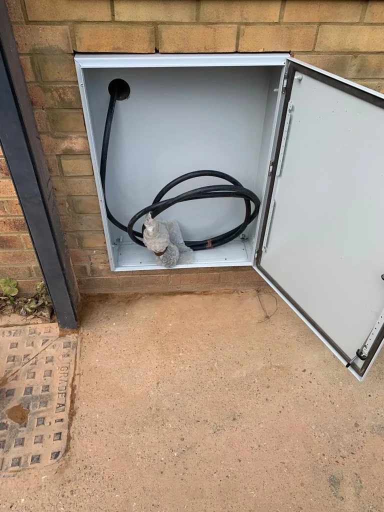 Electrical enclosure and cabling during installation work